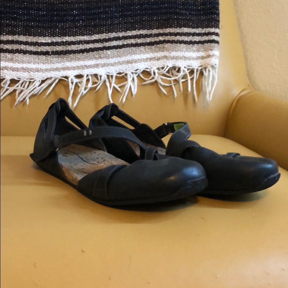 Brand new Ahnu Flats